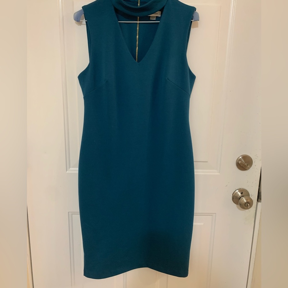Teal color, flattering décolletage & sleeveless dress. Good condition. Size 10 - Picture 4 of 6